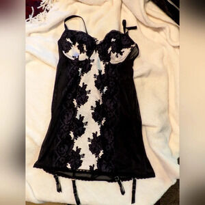 Victoria's Secret 34B corset with garter black and white faux lace